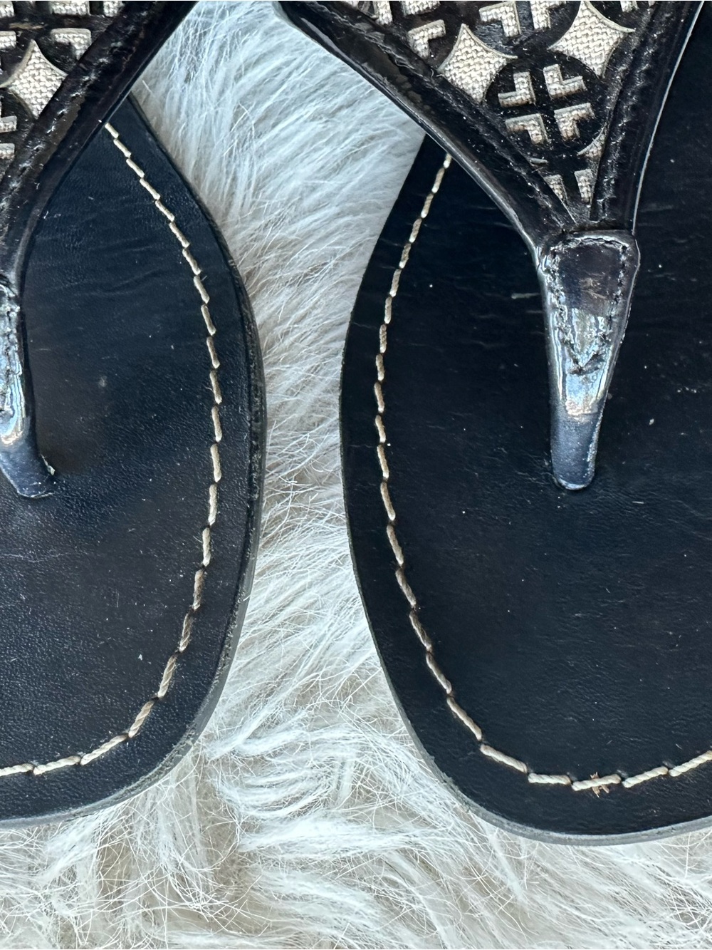 Tory Burch Black leather Sandals with Logo Cutouts beige background 8 - Picture 10 of 11